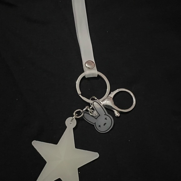 Glow in the dark Bad Bunny Keychain - Picture 3 of 4
